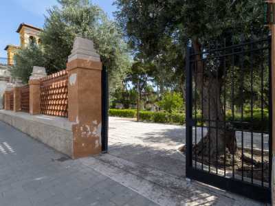 Accediamo quindi al Parco Bonomo (il cui restauro � stato curato dallo studio architettura Ferrari) tramite un ingresso secondario, situato a pochi metri sulla destra